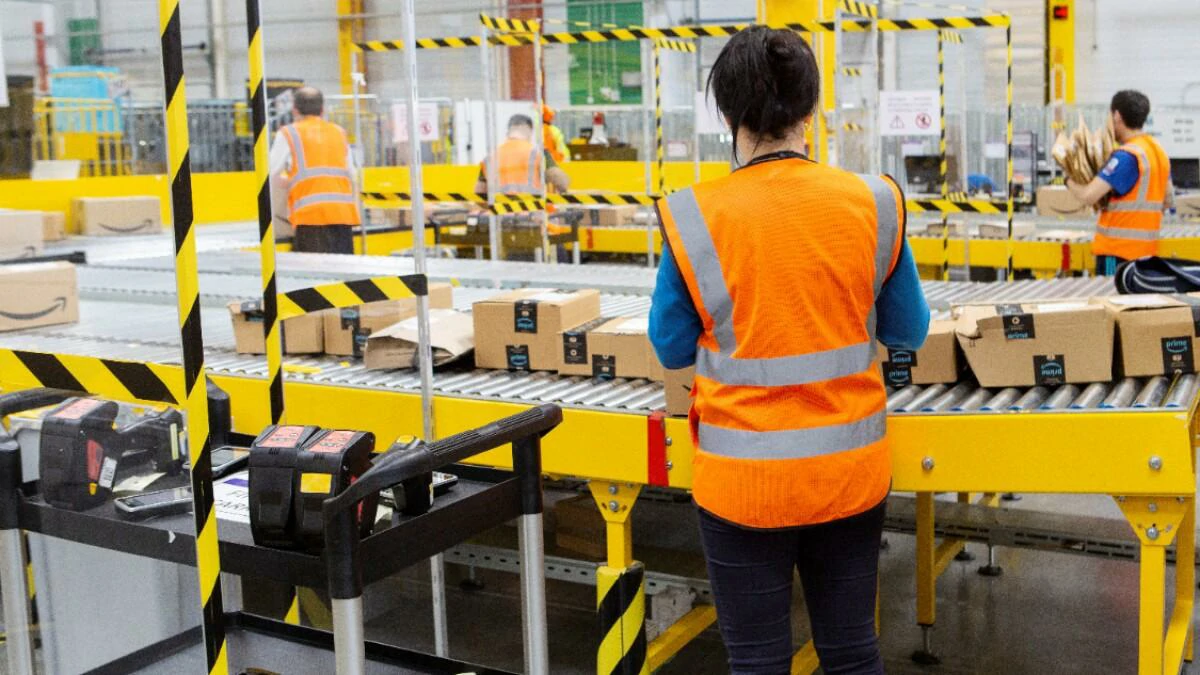 Centro logístico da Amazon com operação automatizada