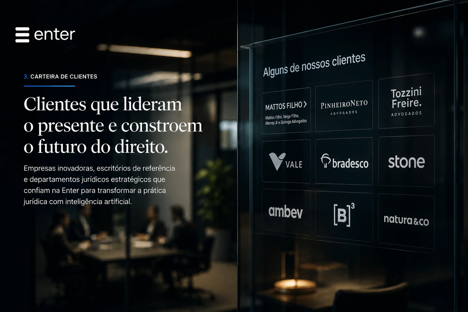 Executivos observando crescimento do mercado global de IA corporativa em escritório tecnológico sofisticado